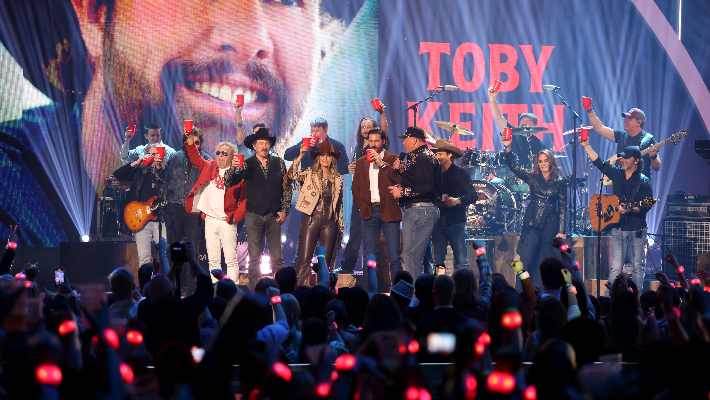 Les plus grands noms du pays ont honoré Toby Keith avec une interprétation touchante de ses succès lors des CMT Awards 2024