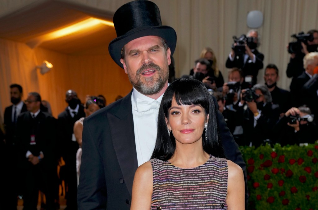 Lily Allen s'est tournée vers Google pour lui demander combien de temps elle devrait attendre avant d'avoir des relations sexuelles avec David Harbour
