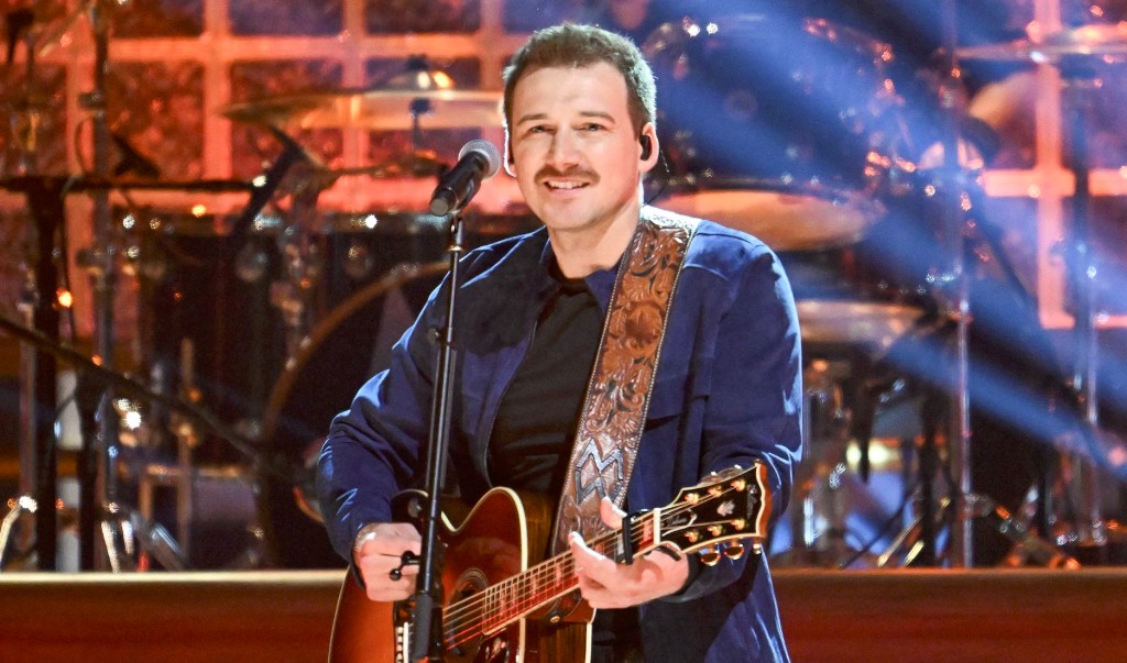 Morgan Wallen a été arrêté pour crime après avoir prétendument jeté une chaise du toit d'un bar