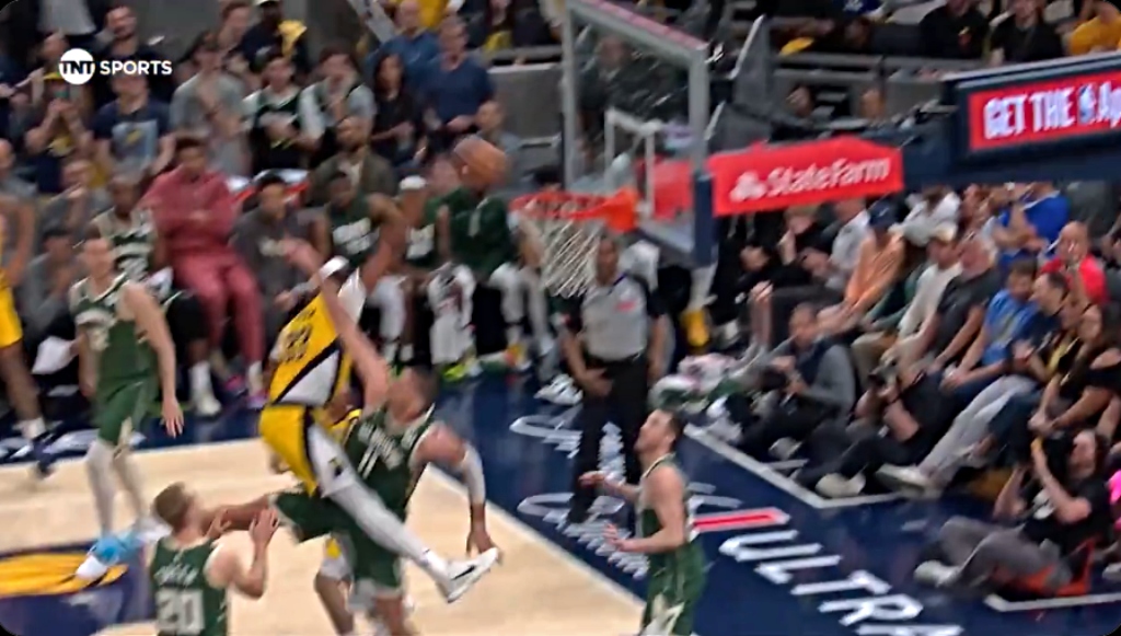 Myles Turner a lancé un dunk fou sur Brook Lopez dans le jeu 4
