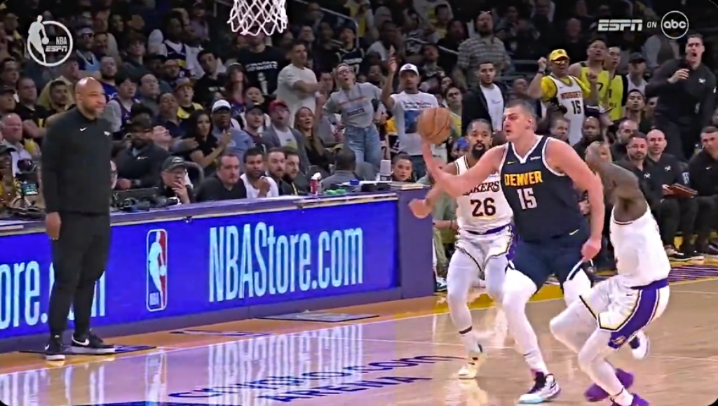 Nikola Jokic a fait une passe ridicule en frappant le ballon à Michael Porter Jr. pour un dunk