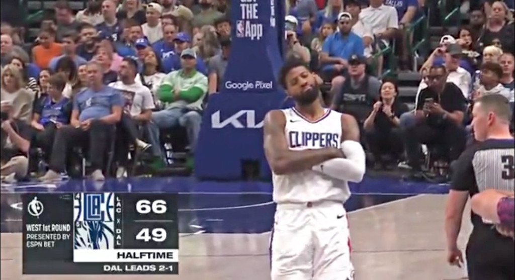 Paul George a trollé PJ Washington avec une provocation les bras croisés après avoir frappé un trois sur lui