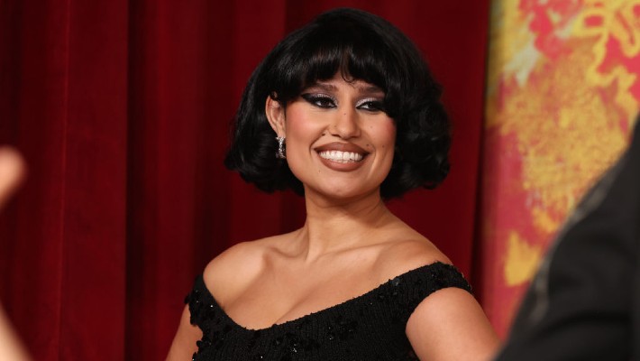 RAYE a livré une interprétation jazzée de « Escapism » lors de sa première performance dans « Saturday Night Live »