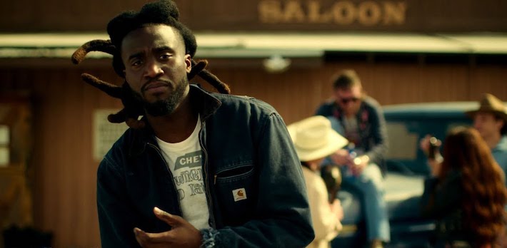 Shaboozey jure qu'il "ne change pas pour un chèque" sur "A Bar Song (Tipsy)", que tous les bars devraient jouer en boucle