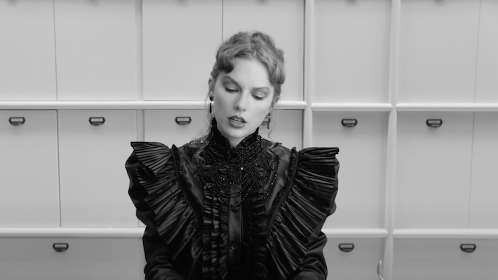 Taylor Swift ne peut pas oublier un amour tragique dans sa vidéo "Quinzaine", qui contient également des camées amusantes