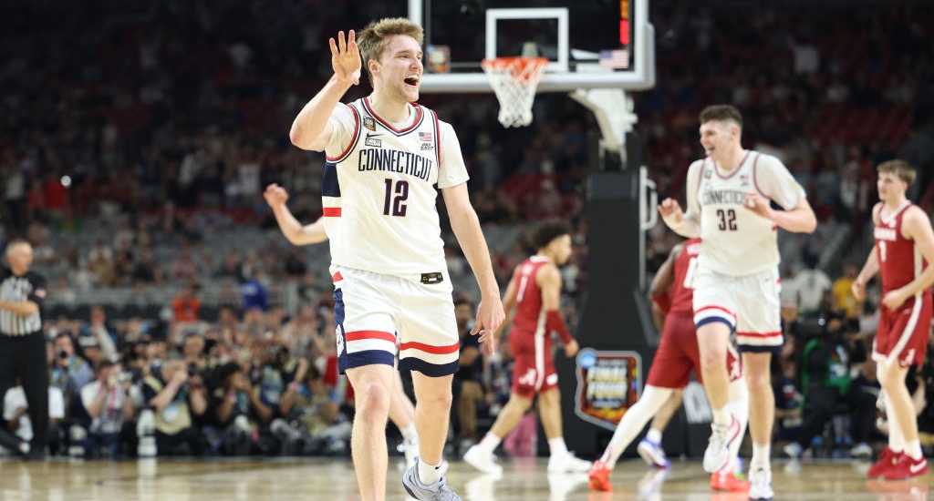 UConn a poursuivi sa course dominante dans le tournoi NCAA avec une victoire au Final Four contre l'Alabama