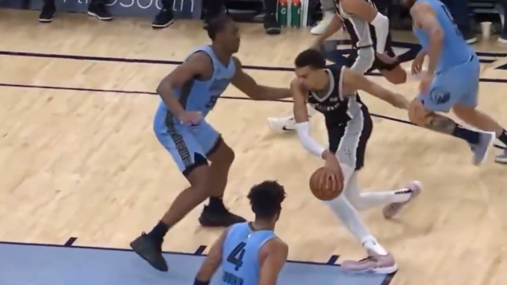 Victor Wembanyama a fait un Shammgod dans un mouvement de rotation pour un lay-up, parce que bien sûr il l'a fait