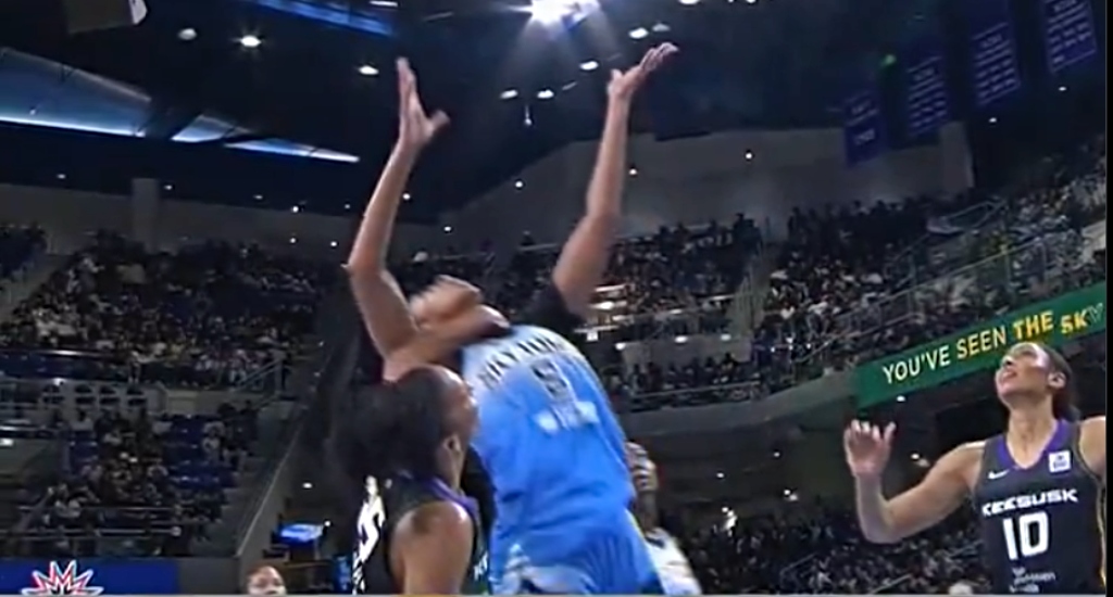 Alyssa Thomas a été expulsée pour avoir projeté Angel Reese au sol lors d'un rebond