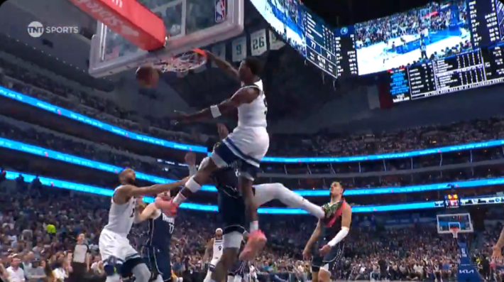 Anthony Edwards a explosé sur Daniel Gafford avec un énorme dunk lors du troisième match
