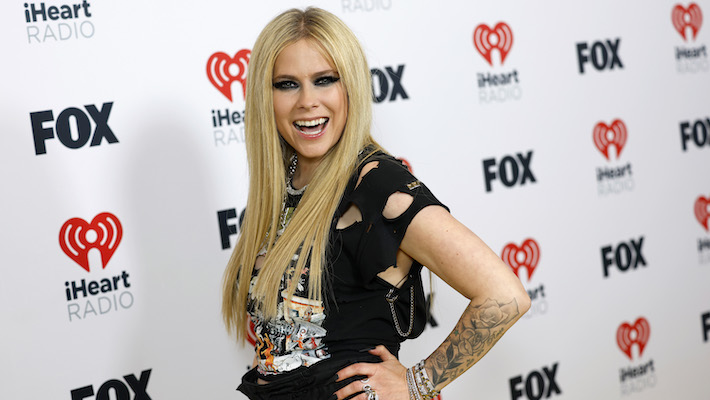 Avril Lavigne a ignoré la théorie du complot selon laquelle elle est morte et a été remplacée par un sosie nommé Melissa