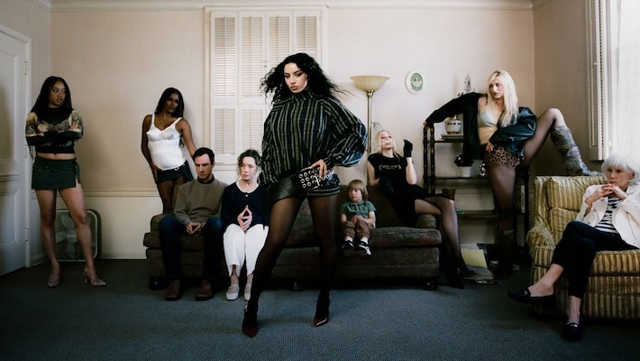 Charli XCX a besoin d'une "nouvelle fille Internet sexy" dans sa vidéo "360" mettant en vedette Julia Fox, Emma Chamberlain et d'autres