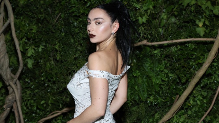 Charli XCX n'a ​​pas pu s'empêcher de pleurer à l'idée d'un jeune garçon d'une fête de « thérapie de récréation »