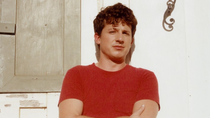 Charlie Puth évoque une relation tumultueuse dans sa nouvelle chanson "Hero"