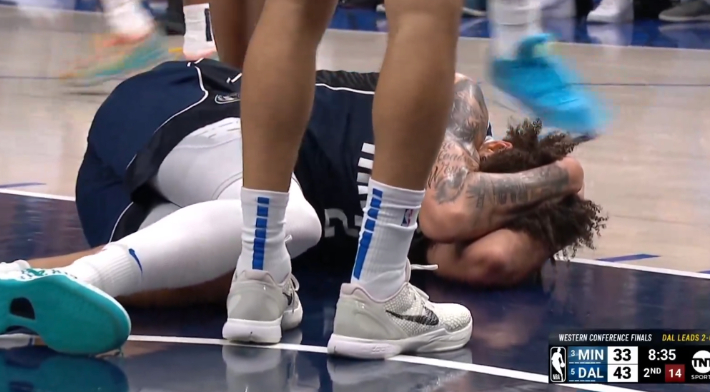 Dereck Lively II a quitté le troisième match après avoir été frappé à la tête par Karl-Anthony Towns