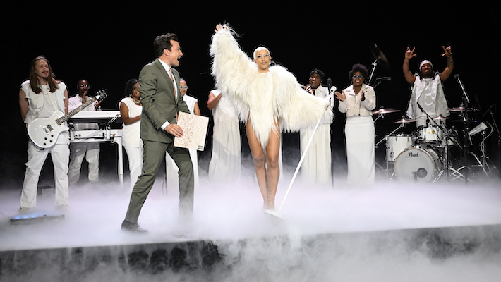 Doja Cat réinvente délicieusement « Paint The Town Red » dans un style Broadway sur « Fallon »