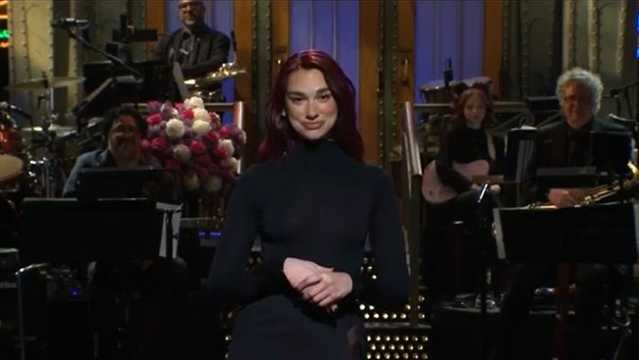 Dua Lipa a offert des conseils radicalement optimistes lors de son monologue d'ouverture de "SNL"