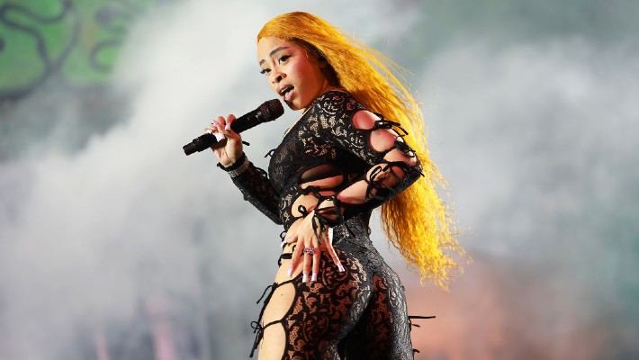 Ice Spice crée l'ambiance 'Y2K' avec son nouveau single, 'Gimmie A Light'