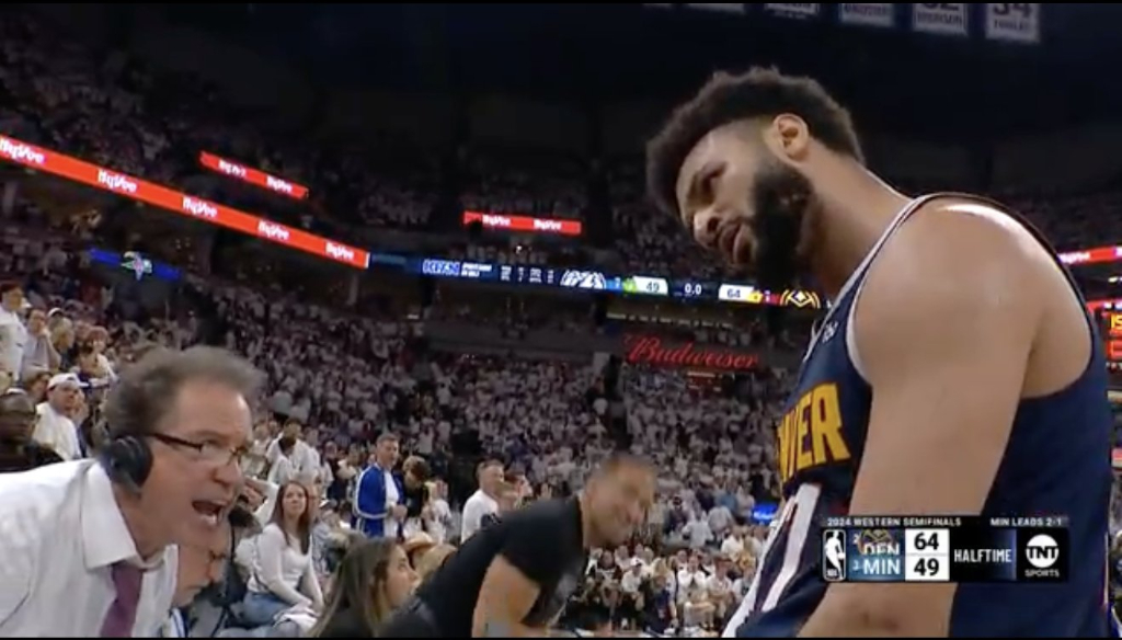 Jamal Murray a frappé un buzzer-batteur ridicule en demi-terrain et a regardé un Kevin Harlan enflammé