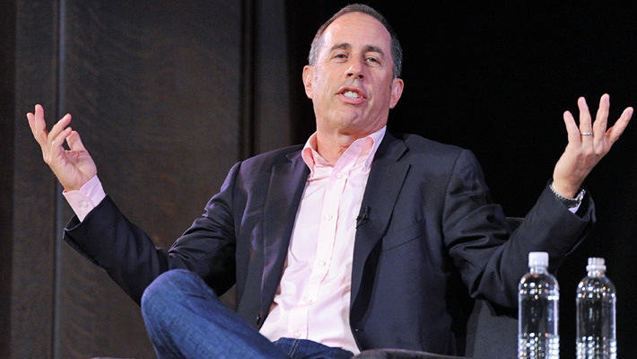 Jerry Seinfeld fait maintenant marche arrière après avoir suggéré que Howard Stern n'avait pas de « côtelettes de comédie » : « S'il vous plaît, pardonnez-moi »