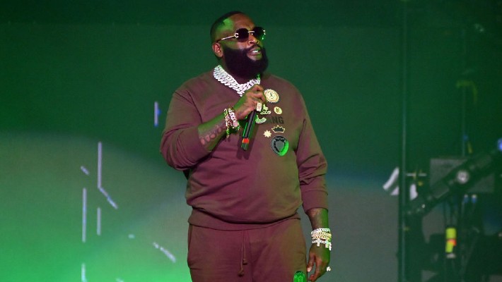 L'accident d'un jet privé de Rick Ross a atterri, mais le rappeur a réussi à trouver de l'humour dans cet incident traumatisant au milieu de la querelle de Drake