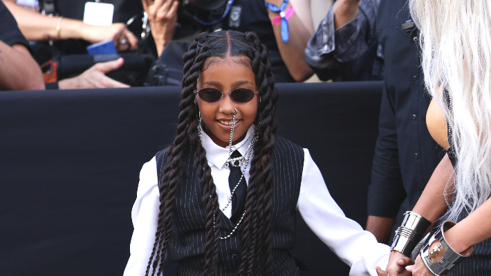 La performance de North West dans le concert live "Le Roi Lion" fait rugir Kanye West et Kim Kardashian sur Pride Rock