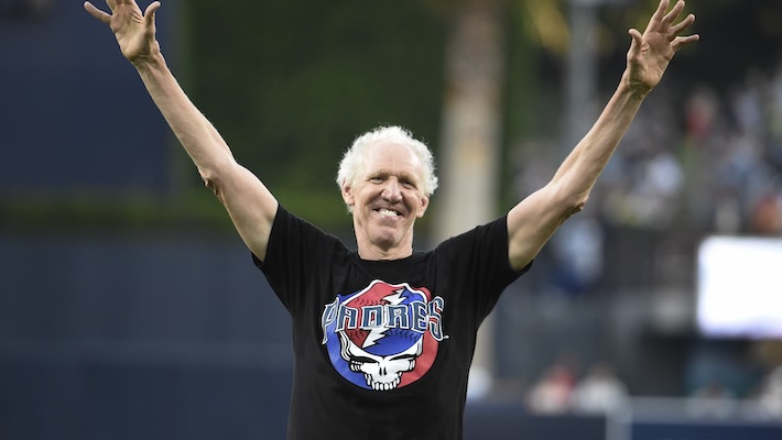 Le regretté Bill Walton, qui a participé à plus de 1 000 concerts de Grateful Dead, reçoit des hommages émouvants de la part des membres du groupe