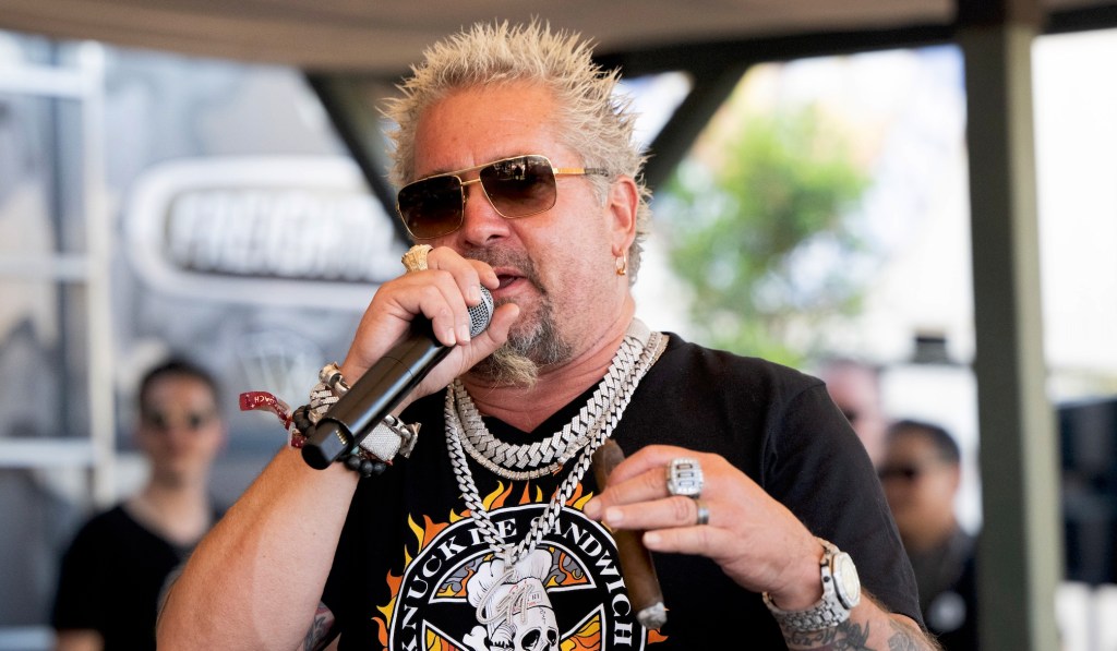 Les habitants de Flavortown acceptent la perte de poids spectaculaire de Guy Fieri
