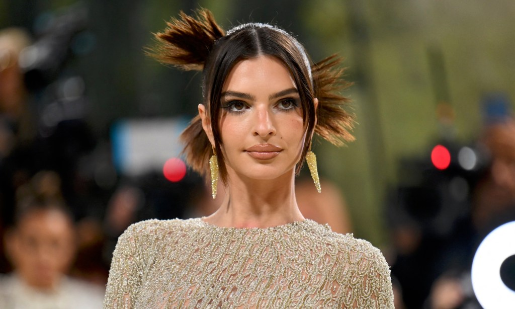 Les photos topless du Met Gala d'Emily Ratajkowski contiennent autant de nudité qu'Instagram le permet sans être interdites