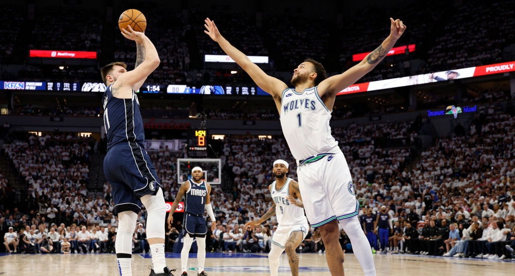 Luka Doncic a pris le relais tardivement pour mener les Mavs à une victoire dans le premier match au Minnesota