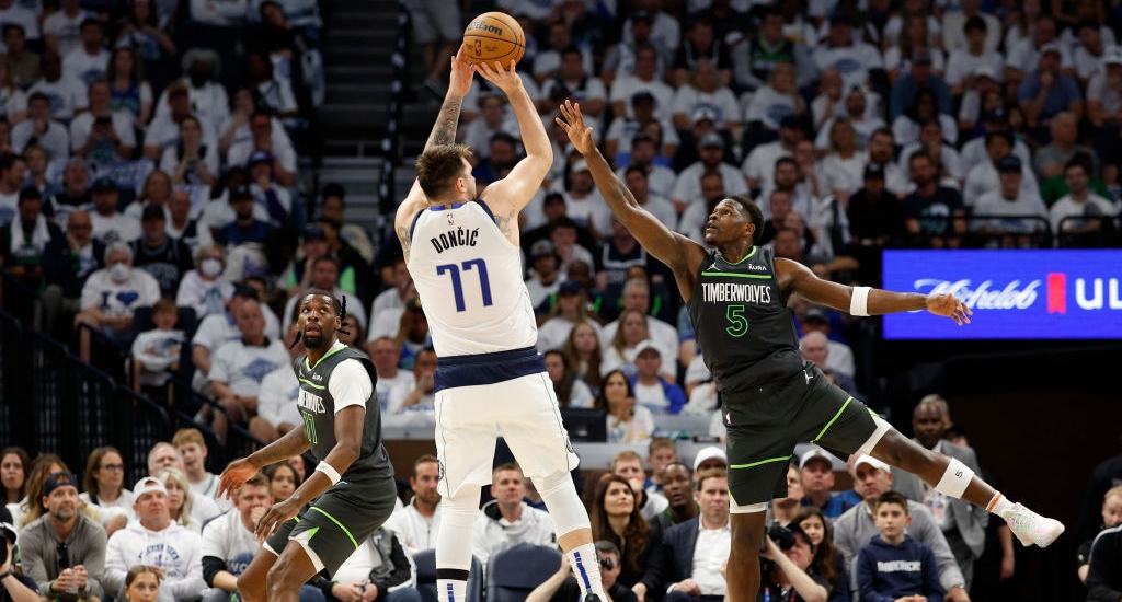 Luka Doncic et Kyrie Irving ont frappé les loups pour envoyer les Mavs en finale de la NBA