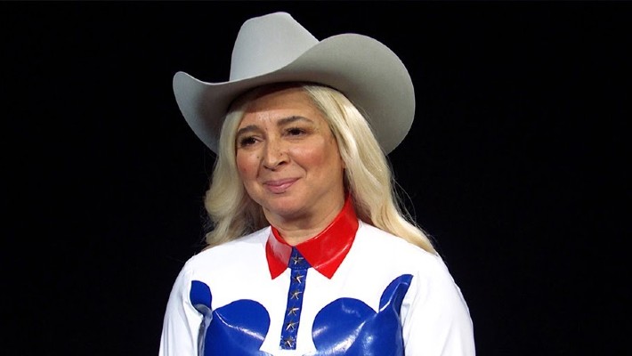 Maya Rudolph dans le rôle de Beyoncé ne pouvait pas gérer la chaleur du Sud dans une parodie hilarante de "Hot Ones" sur "SNL"