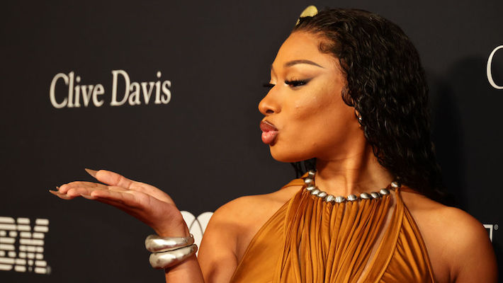 Megan Thee Stallion a officiellement lancé « Megan May » avec une photo racée et un avertissement de « Préparez-vous »