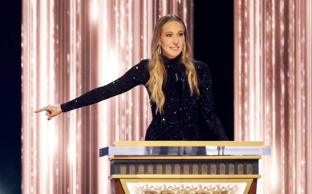 Nikki Glaser pense que la réaction passionnée de Tom Brady à une blague sur le rôti était absolument réelle