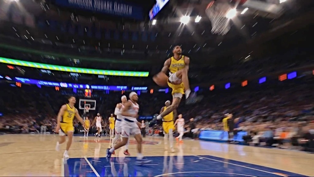 Obi Toppin a lancé un dunk fou entre les jambes sur les Knicks lors du premier match