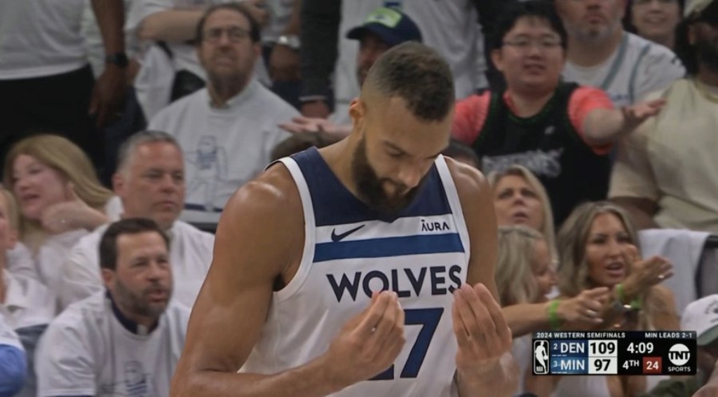 Rudy Gobert a de nouveau fait signe d'argent à Scott Foster après un appel pour le match 4