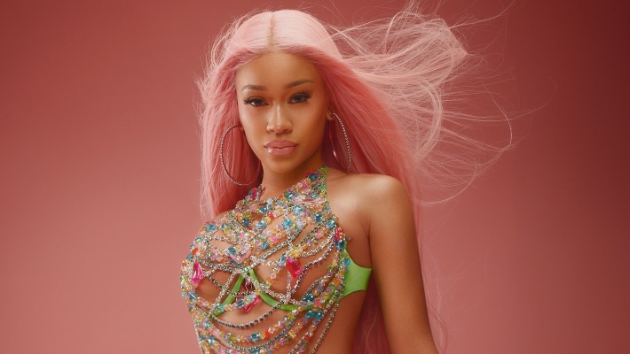 Saweetie organise une fête au bord de la piscine pour les filles dans sa nouvelle vidéo pour "Nani"