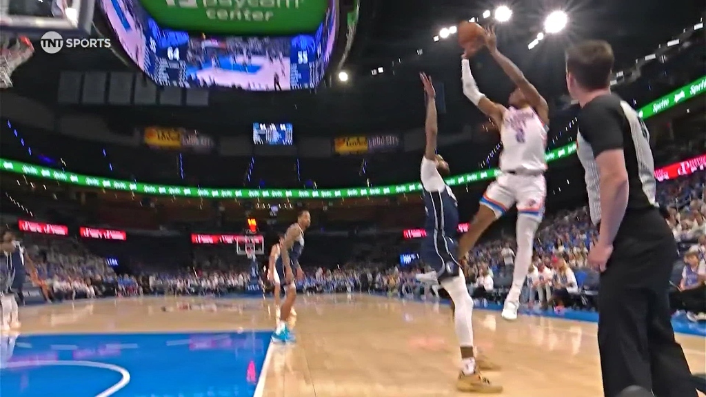 Shai Gilgeous-Alexander a commis une faute technique pour avoir donné un coup de pied à Derrick Jones Jr dans les noix sur un sauteur