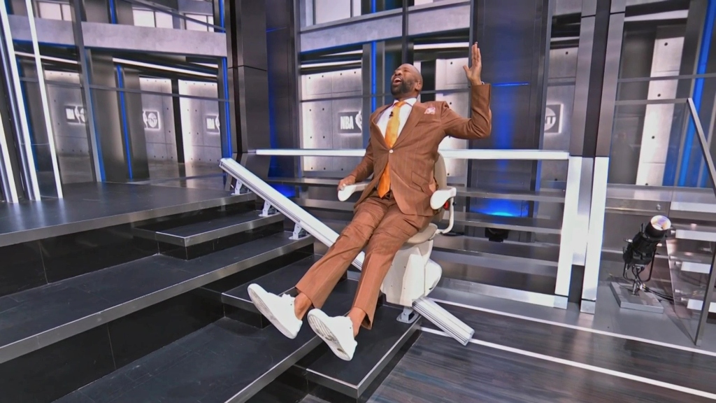 TNT a offert à Kenny Smith un télésiège après sa chute en montant les escaliers