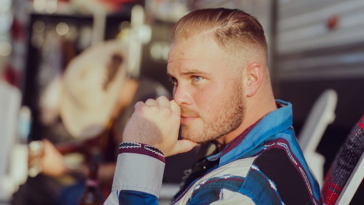 Zach Bryan transporte les souvenirs de ses proches dans sa nouvelle chanson "Pink Skies"