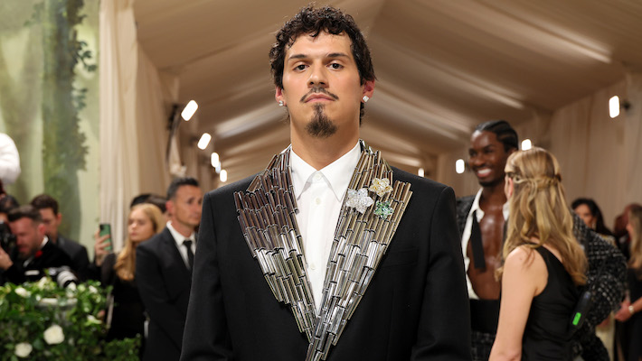 Omar Apollo sortira bientôt « Less Of You », mais les fans en auront davantage sur sa nouvelle tournée « God Said No Tour »