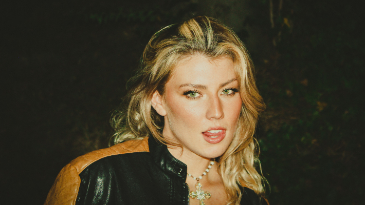 Dasha emmène sa bonté country-pop sur la route pour sa tournée « Dashville, États-Unis »