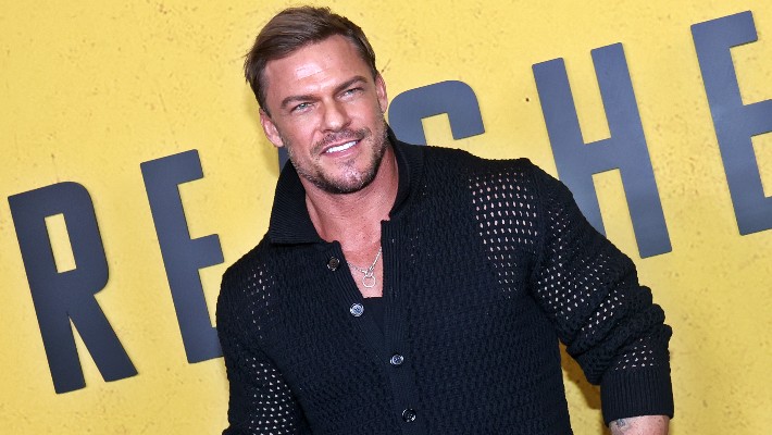 Alan Ritchson, fortement tatoué, a présenté (et trollé) le faiseur de miracles qui réalise sa magie à l'encre qui disparaît