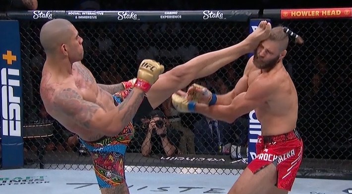 Alex Pereira a de nouveau mis Jiří Procházka KO pour conserver sa couronne des mi-lourds à l'UFC 303