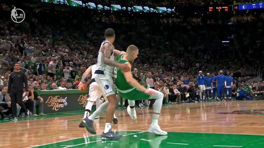 Après que Kristaps Porzingis ait été renversé, Doris Burke a plaisanté en disant que cela « déclencherait un débat pendant une semaine » si c'était Caitlin Clark