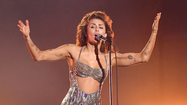 Billy Ray Cyrus a qualifié Miley Cyrus de "survivante et véritable artiste" alors qu'elle continue apparemment de lui donner l'épaule froide