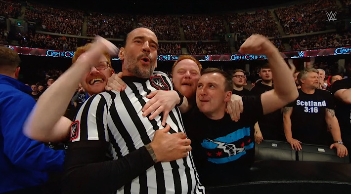 CM Punk a coûté à McIntyre le titre mondial des poids lourds lors du choc de la WWE au château