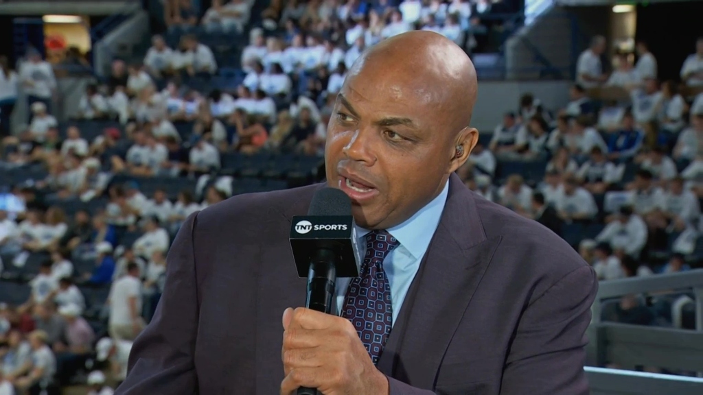 Charles Barkley a annoncé qu'il se retirerait de la télévision après l'année prochaine, que TNT reçoive ou non un package NBA