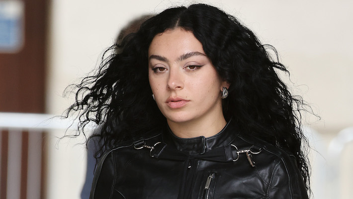 Charli XCX a rendu "Brat" encore plus Brattier en abandonnant une version de luxe avec un titre extrêmement long et drôle