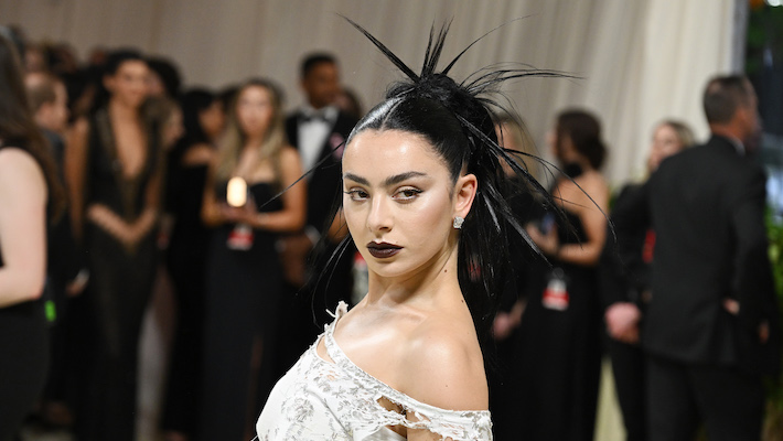 Charli XCX pourrait révéler à propos de qui elle a écrit "Girl, Tellement déroutant", mais elle pense que tout le monde devinera correctement de toute façon