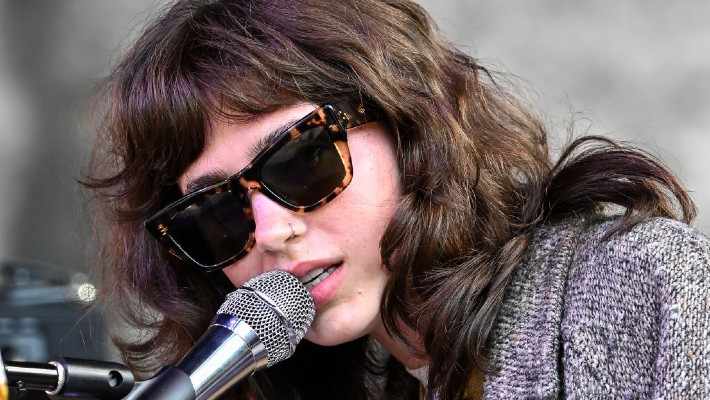 Clairo cherche à échapper à l'amour avec sa nouvelle chanson, « Nomad »